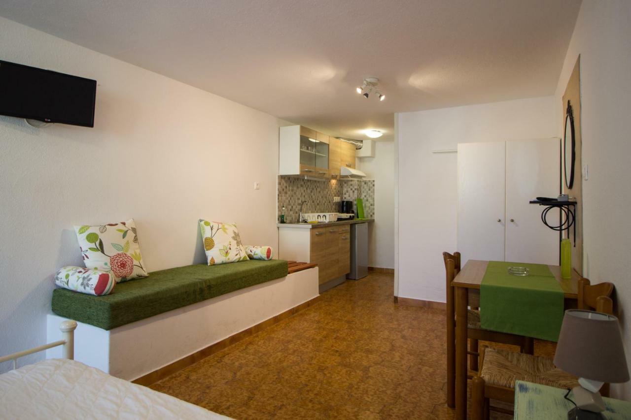 Blue Era Apartments Batsi  Luaran gambar